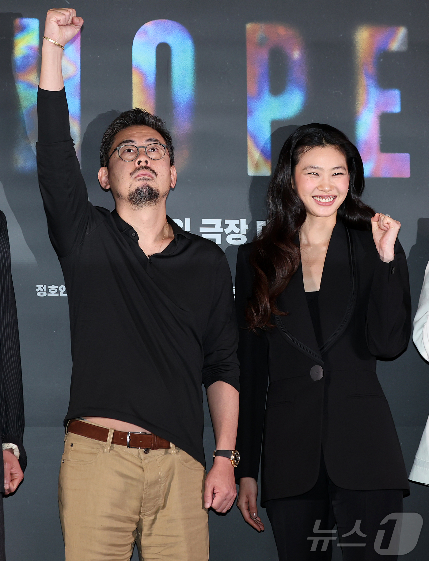 (서울=뉴스1) 김진환 기자 = 나홍진 감독과 배우 정호연이 6일 오후 서울 강남구 메가박스 코엑스에서 열린 영화 '호프'(HOPE) 언론시사회에 참석해 포즈를 취하고 있다.'호프 …