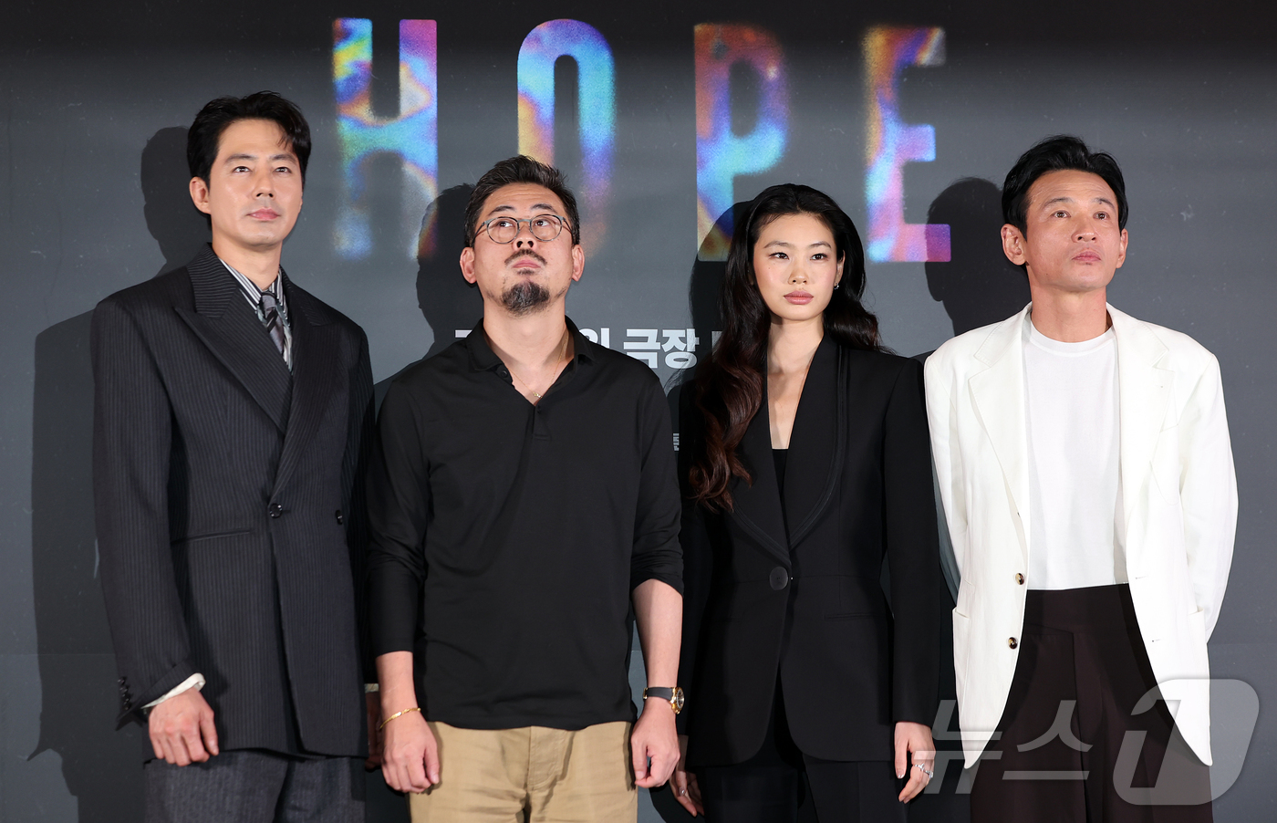 (서울=뉴스1) 김진환 기자 = 배우 조인성(왼쪽부터), 나홍진 감독, 배우 정호연, 황정민이 6일 오후 서울 강남구 메가박스 코엑스에서 열린 영화 '호프'(HOPE) 언론시사회에 …