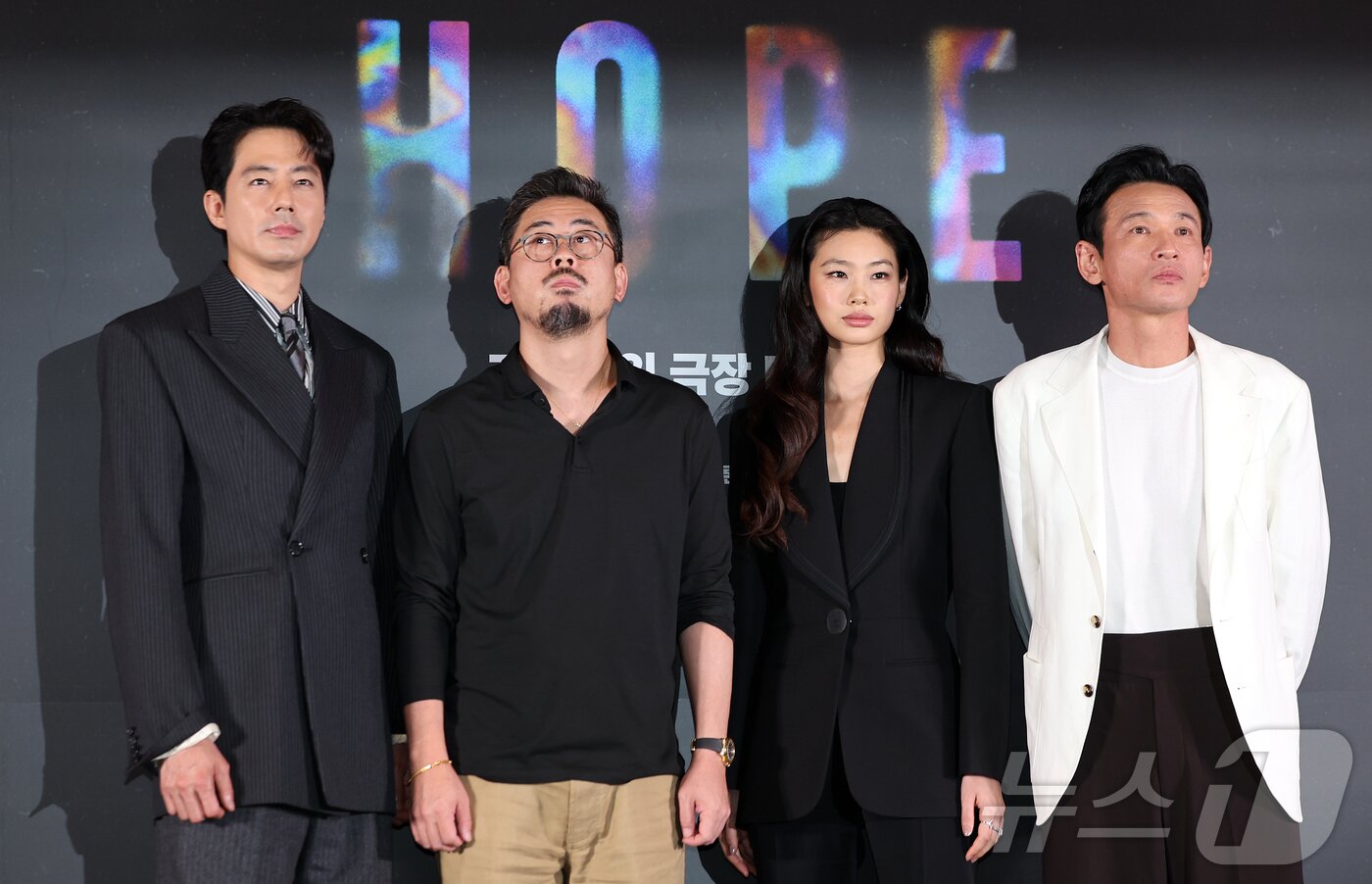 본문 이미지 - 배우 조인성(왼쪽부터), 나홍진 감독, 배우 정호연, 황정민이 6일 오후 서울 강남구 메가박스 코엑스에서 열린 영화 '호프'(HOPE) 언론시사회에 참석해 포즈를 취하고 있다. '호프'는 비무장지대에 위치한 호포항 출장소장 범석(황정민 분)이 동네 청년들로부터 호랑이가 출현했다는 소식을 듣고, 마을 전체가 비상에 걸린 가운데 믿기 어려운 현실과 마주하며 벌어지는 이야기를 그린 작품이다. '추격자', '황해', '곡성'을 연출한 나홍진 감독의 신작으로, 오는 15일 개봉한다. 2026.7.6 ⓒ 뉴스1 김진환 기자