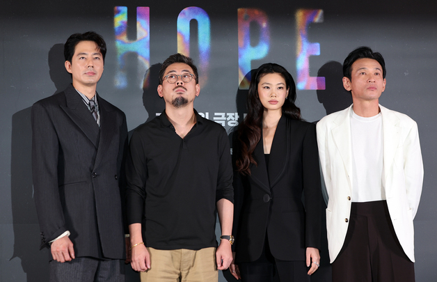 포즈 취하는 '호프'의 주역들