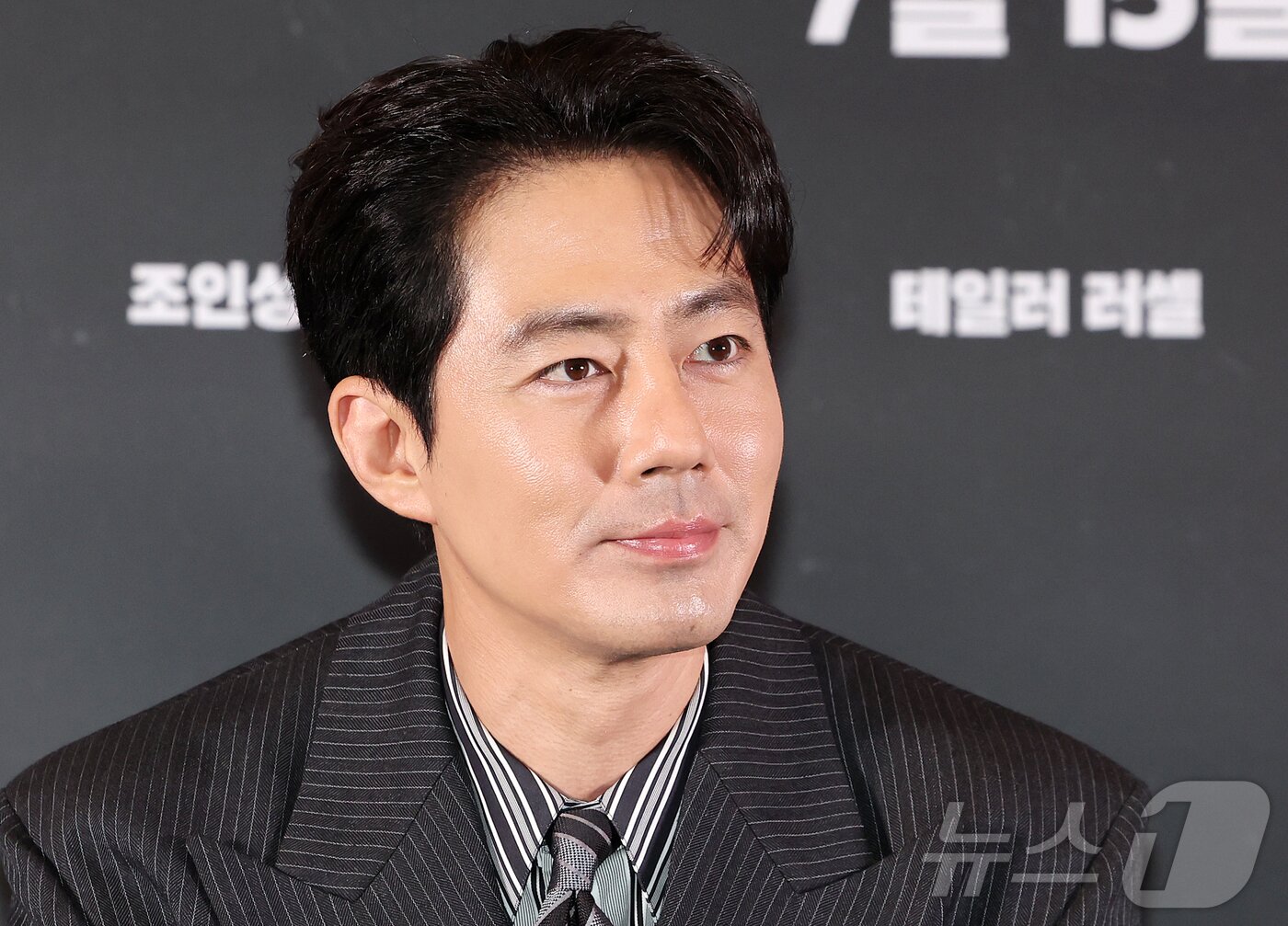 본문 이미지 - 배우 조인성이 6일 오후 서울 강남구 메가박스 코엑스에서 열린 영화 '호프'(HOPE) 언론시사회에 참석해 미소를 짓고 있다. '호프'는 비무장지대에 위치한 호포항 출장소장 범석(황정민 분)이 동네 청년들로부터 호랑이가 출현했다는 소식을 듣고, 마을 전체가 비상에 걸린 가운데 믿기 어려운 현실과 마주하며 벌어지는 이야기를 그린 작품이다. '추격자', '황해', '곡성'을 연출한 나홍진 감독의 신작으로, 오는 15일 개봉한다. 2026.7.6 ⓒ 뉴스1 김진환 기자