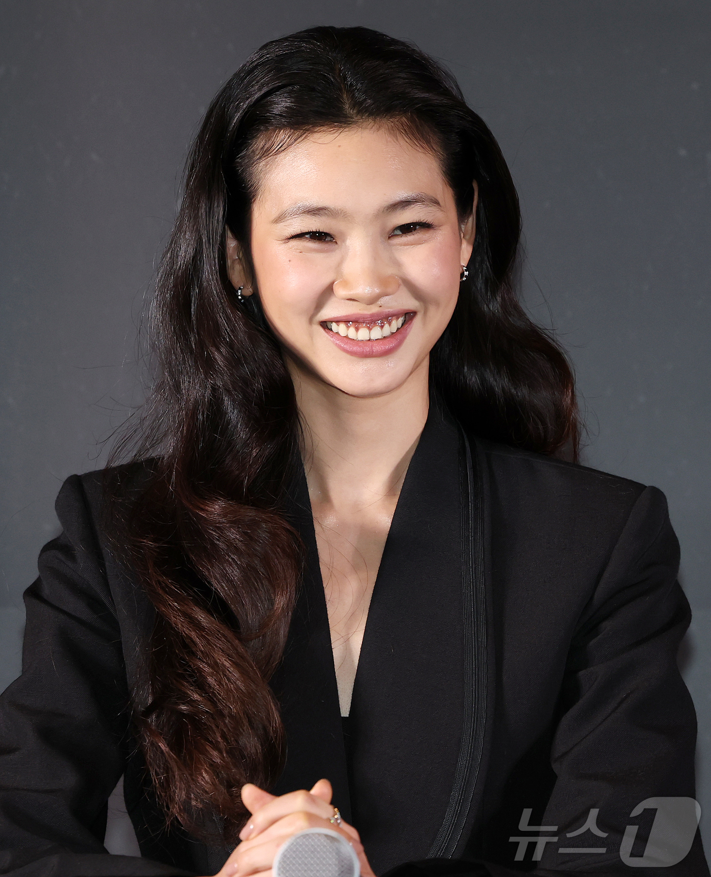 (서울=뉴스1) 김진환 기자 = 배우 정호연이 6일 오후 서울 강남구 메가박스 코엑스에서 열린 영화 '호프'(HOPE) 언론시사회에 참석해 미소를 짓고 있다.'호프'는 비무장지대에 …