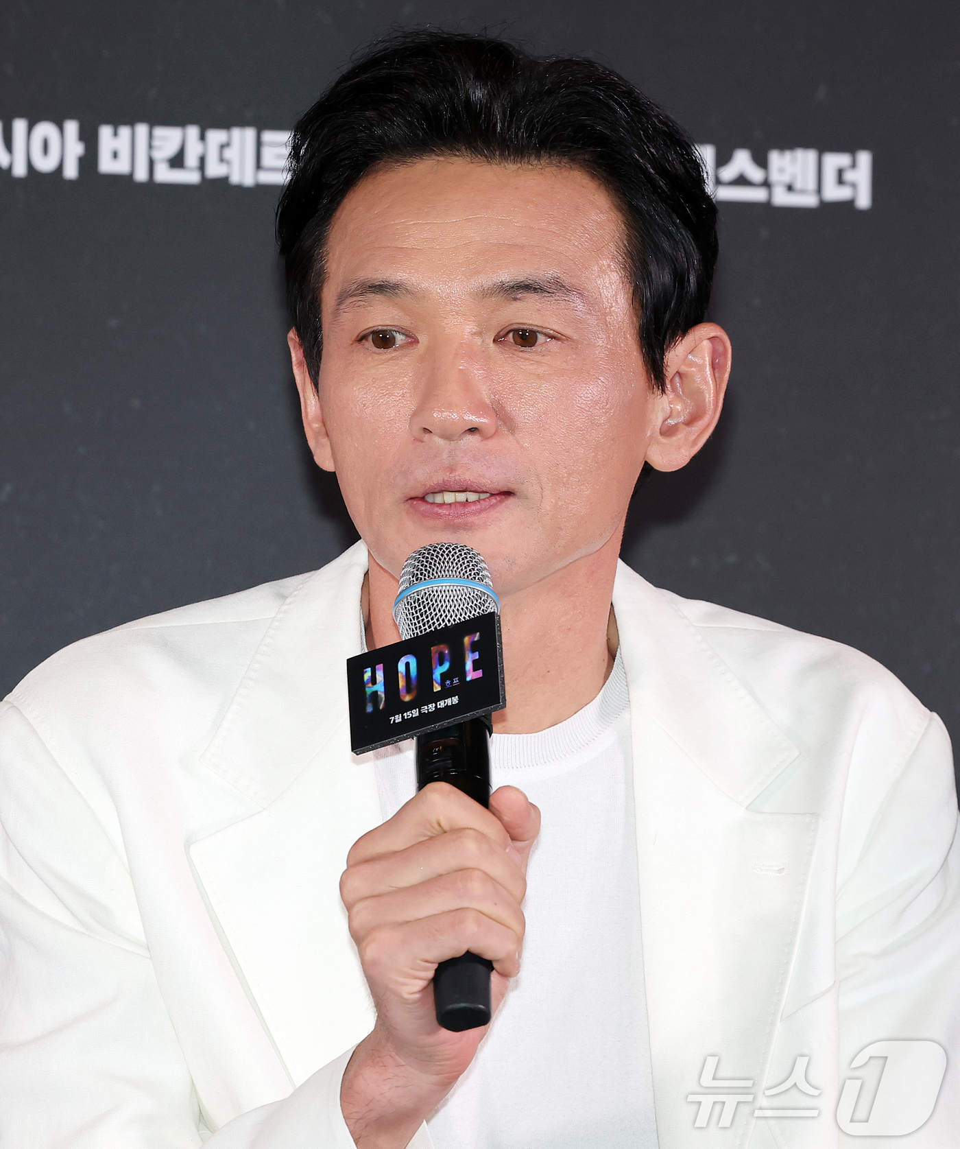 (서울=뉴스1) 김진환 기자 = 배우 황정민이 6일 오후 서울 강남구 메가박스 코엑스에서 열린 영화 '호프'(HOPE) 언론시사회에 참석해 취재진 질문에 답변하고 있다.'호프'는 …