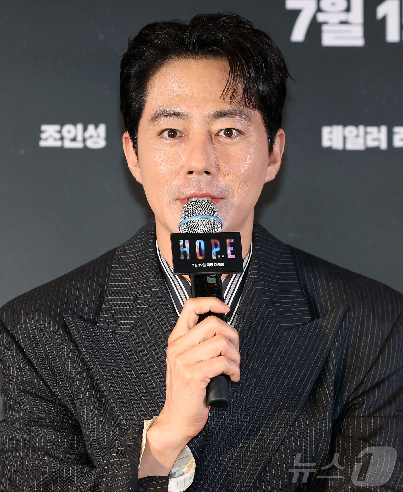 (서울=뉴스1) 김진환 기자 = 배우 조인성이 6일 오후 서울 강남구 메가박스 코엑스에서 열린 영화 '호프'(HOPE) 언론시사회에 참석해 취재진 질문에 답변하고 있다.'호프'는 …