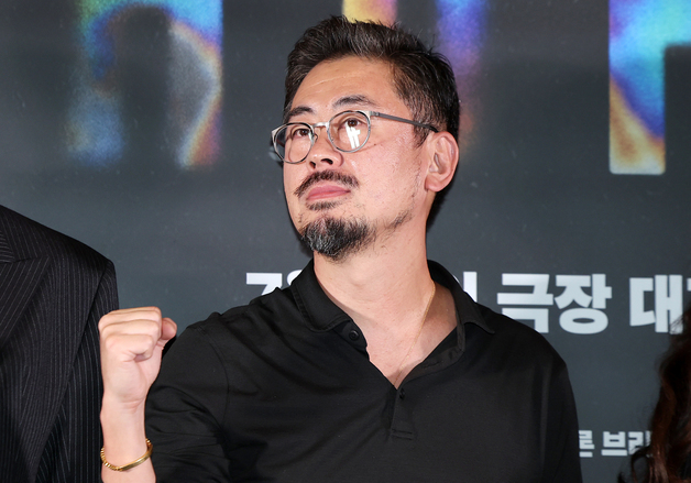 포즈 취하는 나홍진 감독