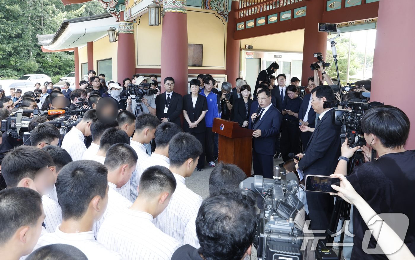 (광주=뉴스1) 김태성 기자 = 정근식 서울시 교육감이 6일 배재고등학교, 광주제일고등학교 야구부 학생들과 함께 6일 광주 국립 5.18민주묘역을 참배를 마치고 민주의 문 앞에서 …