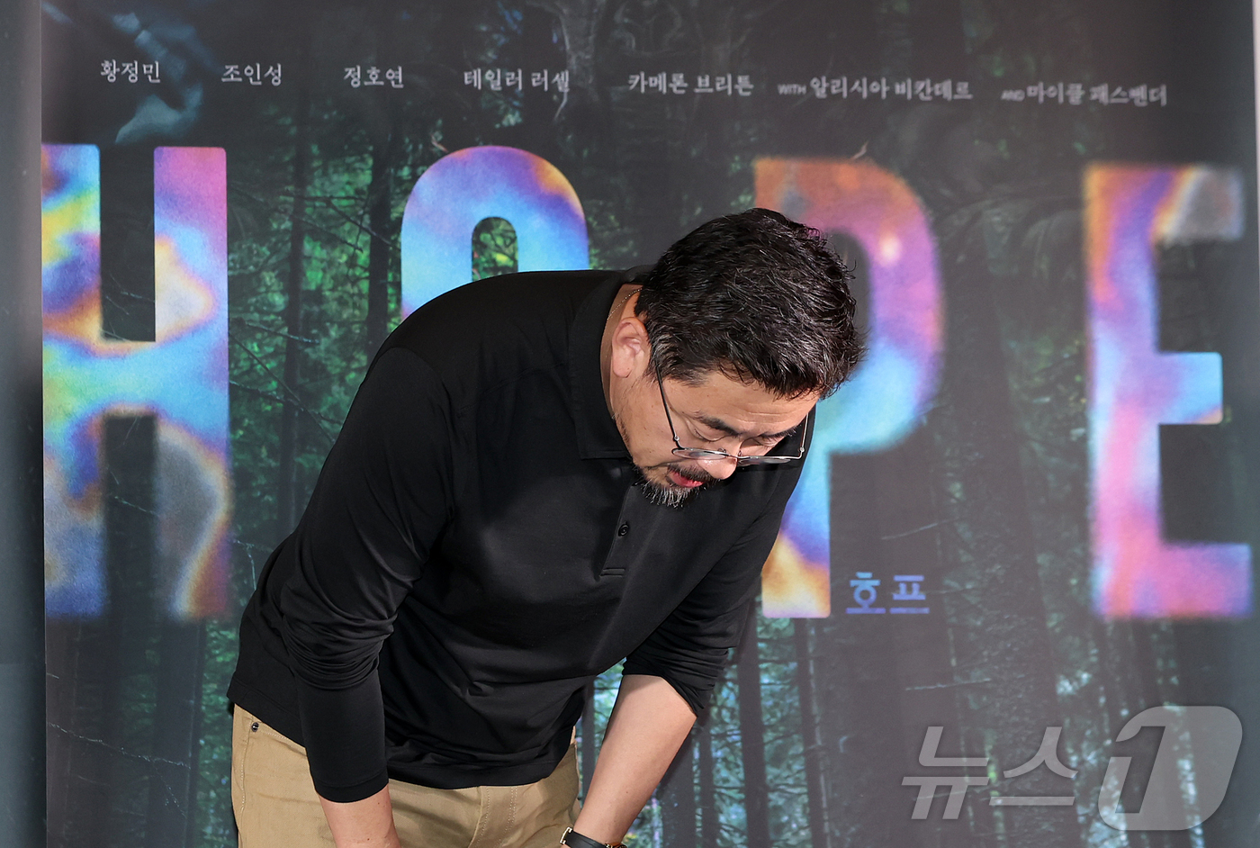 (서울=뉴스1) 김진환 기자 = 나홍진 감독이 6일 오후 서울 강남구 메가박스 코엑스에서 열린 영화 '호프'(HOPE) 언론시사회를 마친 뒤 인사하고 있다.'호프'는 비무장지대에 …