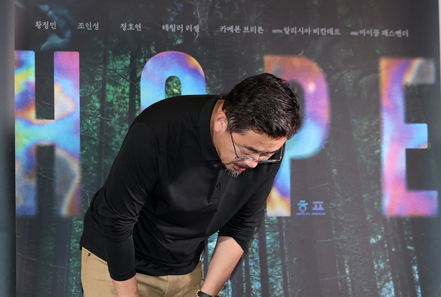 인사하는 나홍진 감독
