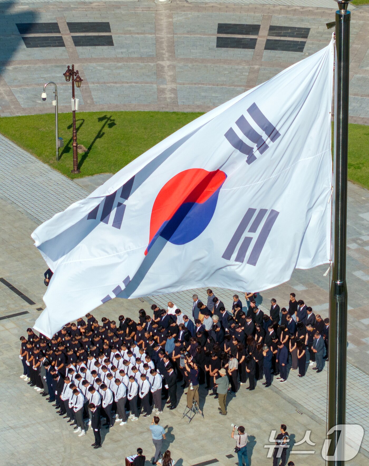 본문 이미지 - 배재고등학교, 광주제일고등학교 야구부 학생들이 6일 광주 국립 5.18민주묘역에서 참배하고 있다. 2026.7.6 ⓒ 뉴스1 김태성 기자