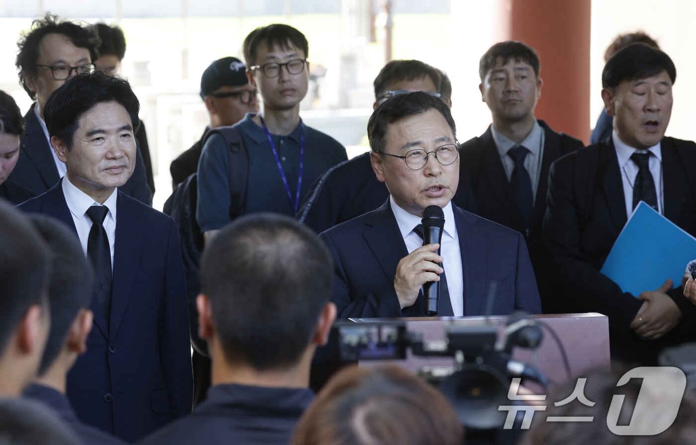 본문 이미지 - 정근식 서울특별시 교육감이 김대중 전남광주통합특별시 교육감과 함께 6일 광주 국립 5.18민주묘역을 참배한 후 민주의 문 앞에서 배재고, 광주일고 야구부 학생들과 화합 메시지를 발표하고 있다. 2026.7.6 ⓒ 뉴스1 김태성 기자