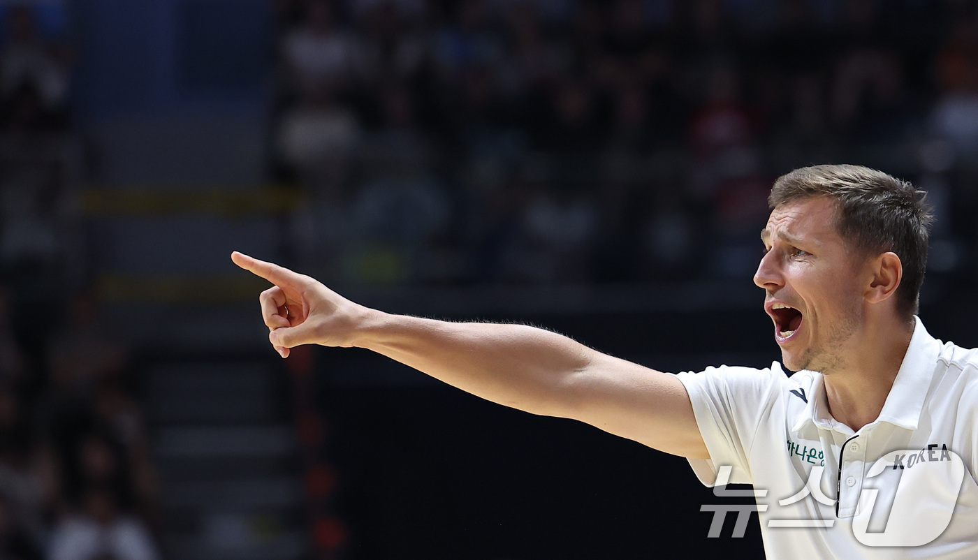 (고양=뉴스1) 김성진 기자 = 대한민국 농구 대표팀 니콜라스 마줄스 감독이 6일 경기도 고양시 고양소노아레나에서 열린 2027 FIBA 월드컵 아시아 예선 1라운드 B조 윈도우3 …