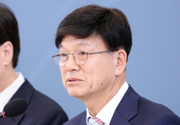 洪, 이병태 사퇴에 "맞지 않는 신발에 고생…이젠 자유롭게 살길"