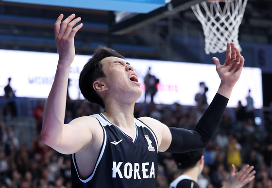 버저비터 무산에 아쉬워하는 이우석