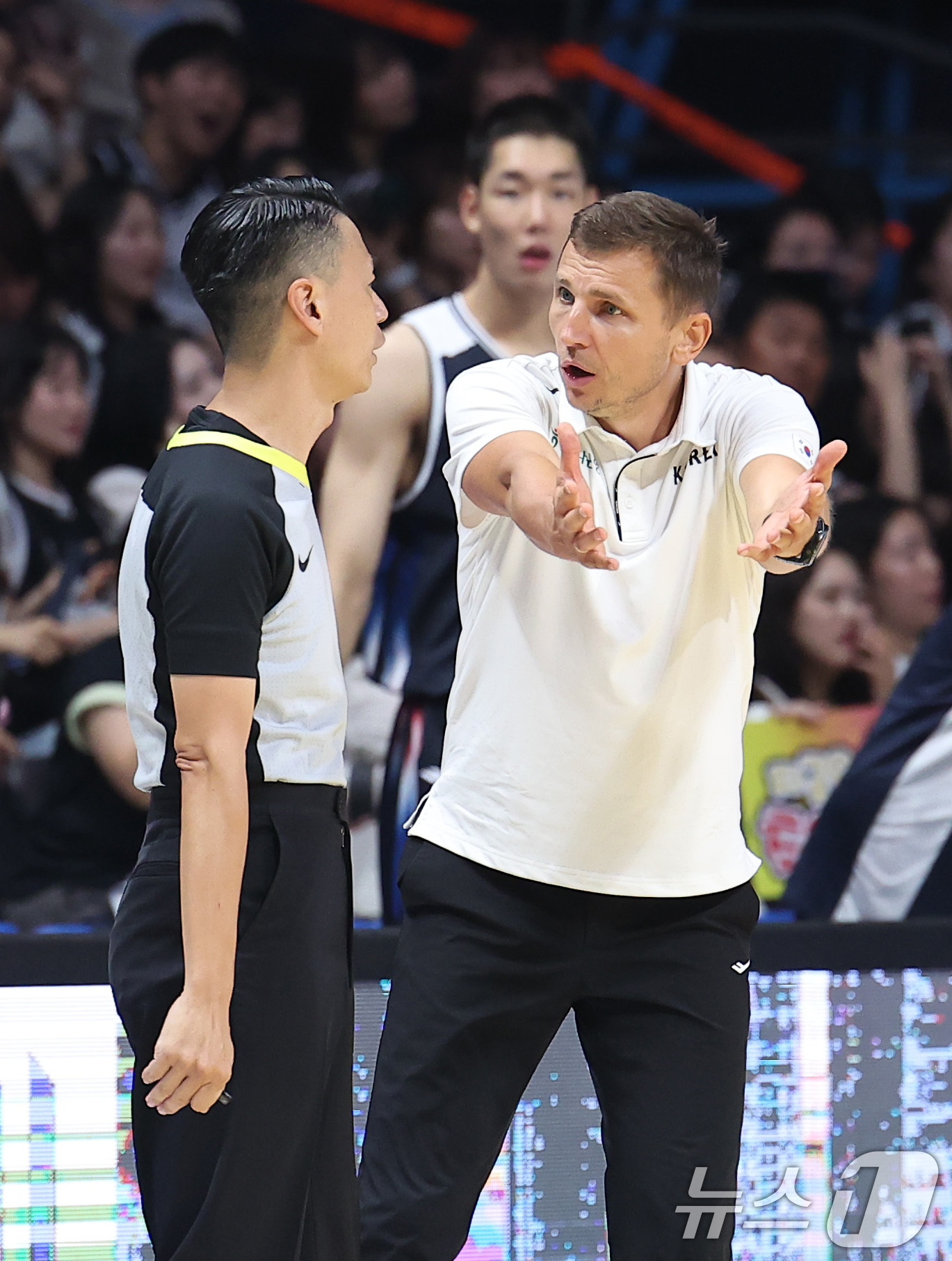 (고양=뉴스1) 김성진 기자 = 대한민국 농구 대표팀 니콜라스 마줄스 감독이 6일 경기도 고양시 고양소노아레나에서 열린 2027 FIBA 월드컵 아시아 예선 1라운드 B조 윈도우3 …