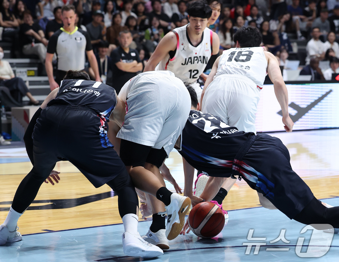 (고양=뉴스1) 김성진 기자 = 6일 경기도 고양시 고양소노아레나에서 열린 2027 FIBA 월드컵 아시아 예선 1라운드 B조 윈도우3 대한민국과 일본의 경기에서 양 팀 선수들이 …