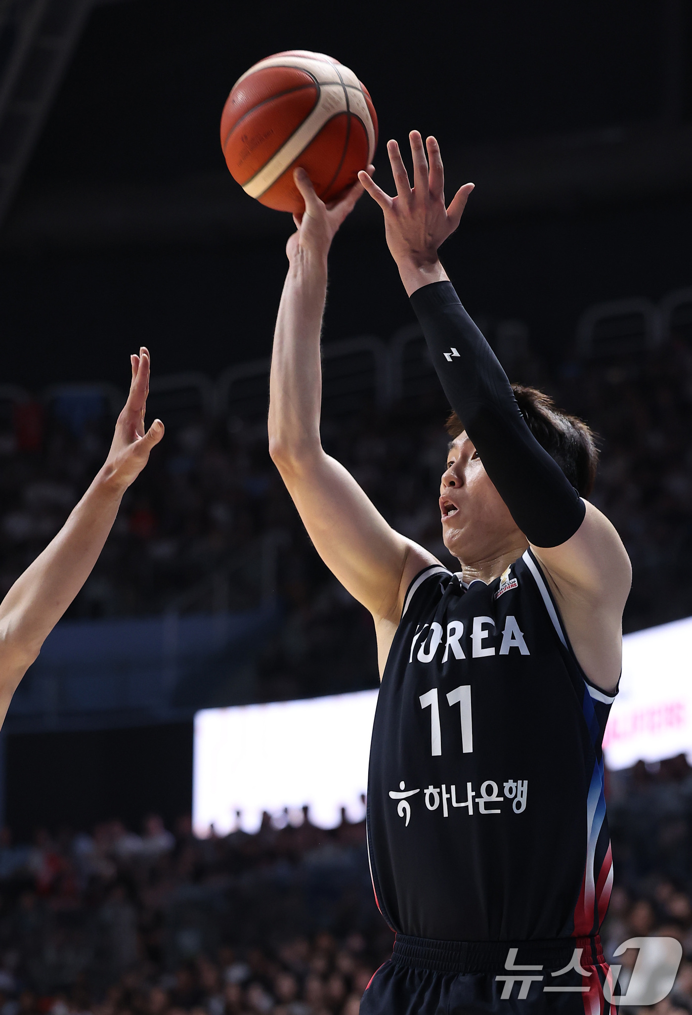 (고양=뉴스1) 김성진 기자 = 대한민국 농구 대표팀 이우석이 6일 경기도 고양시 고양소노아레나에서 열린 2027 FIBA 월드컵 아시아 예선 1라운드 B조 윈도우3 대한민국과 일 …