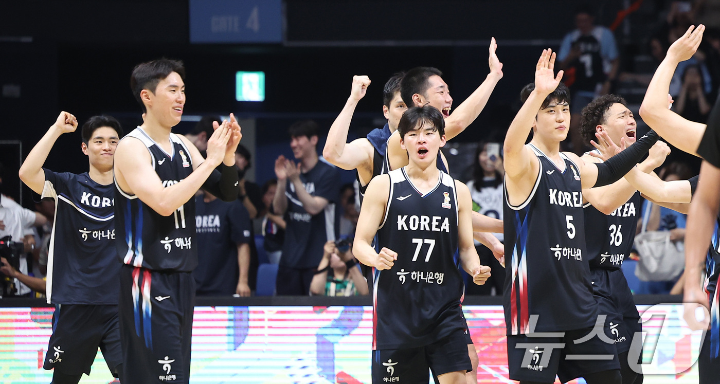 (고양=뉴스1) 김성진 기자 = 대한민국 농구 대표팀 선수들이 6일 경기도 고양시 고양소노아레나에서 열린 2027 FIBA 월드컵 아시아 예선 1라운드 B조 윈도우3 대한민국과 일 …