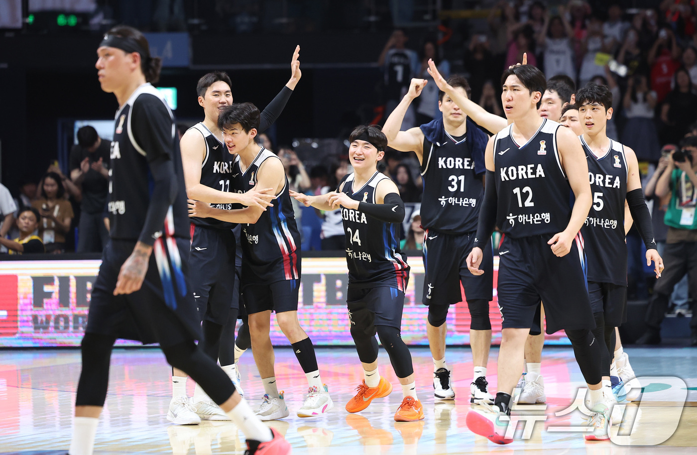 (고양=뉴스1) 김성진 기자 = 대한민국 농구 대표팀 선수들이 6일 경기도 고양시 고양소노아레나에서 열린 2027 FIBA 월드컵 아시아 예선 1라운드 B조 윈도우3 대한민국과 일 …