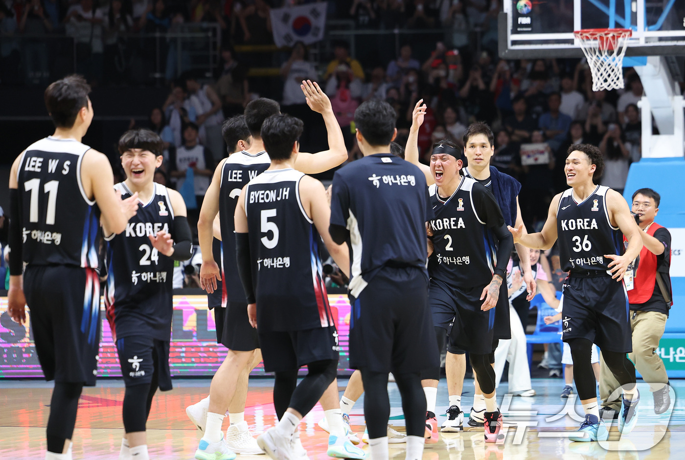 (고양=뉴스1) 김성진 기자 = 대한민국 농구 대표팀 선수들이 6일 경기도 고양시 고양소노아레나에서 열린 2027 FIBA 월드컵 아시아 예선 1라운드 B조 윈도우3 대한민국과 일 …