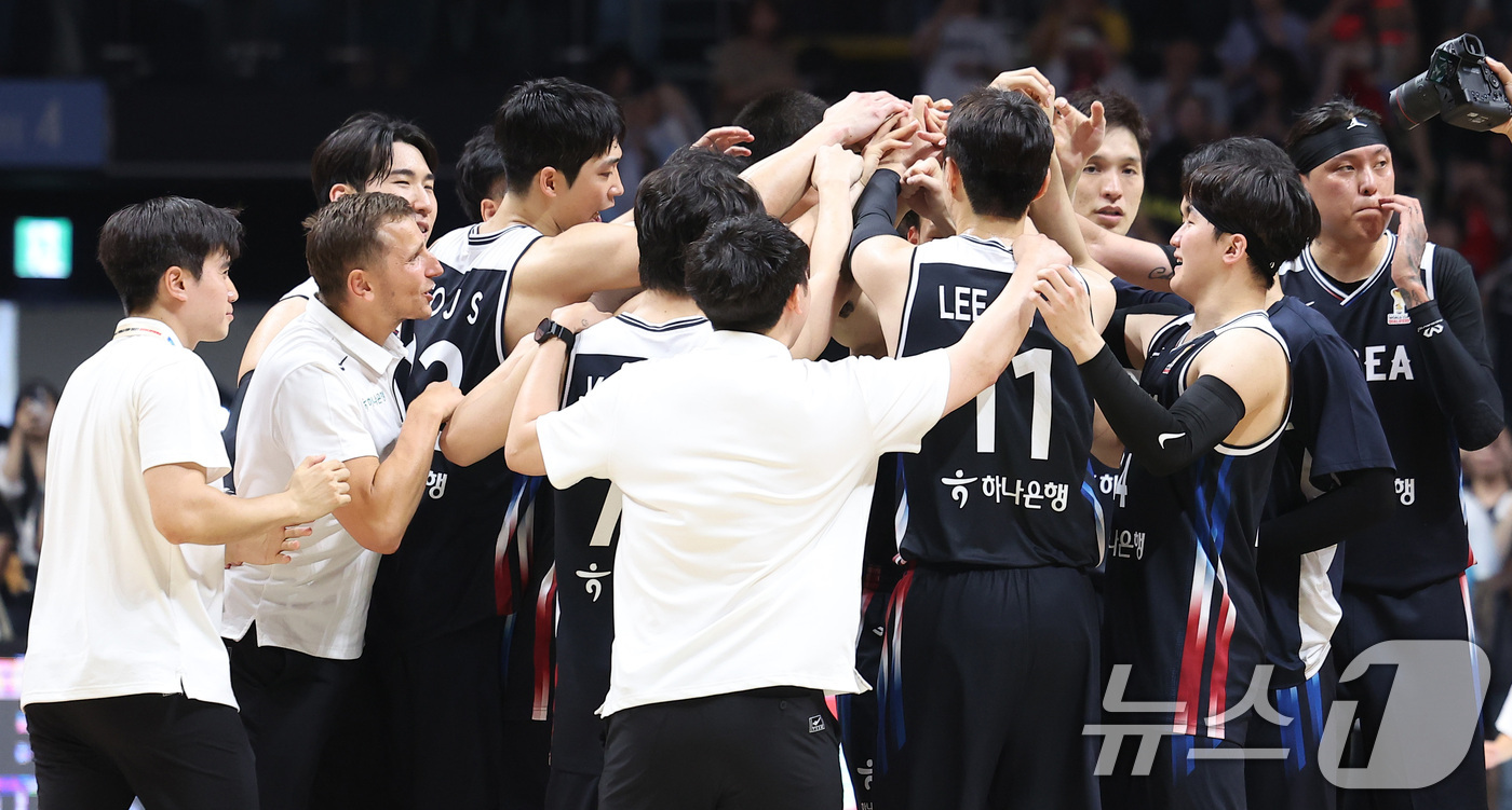 (고양=뉴스1) 김성진 기자 = 대한민국 농구 대표팀 선수들이 6일 경기도 고양시 고양소노아레나에서 열린 2027 FIBA 월드컵 아시아 예선 1라운드 B조 윈도우3 대한민국과 일 …