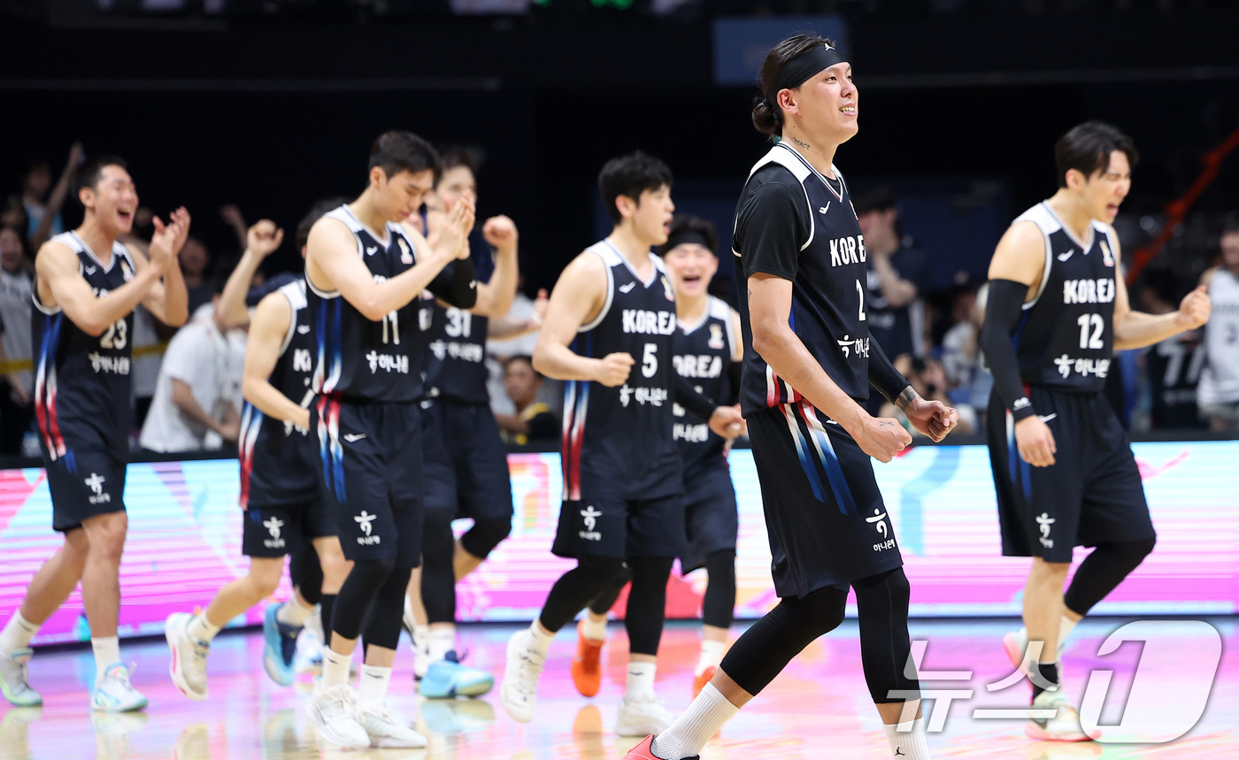 (고양=뉴스1) 김성진 기자 = 대한민국 농구 대표팀 선수들이 6일 경기도 고양시 고양소노아레나에서 열린 2027 FIBA 월드컵 아시아 예선 1라운드 B조 윈도우3 대한민국과 일 …