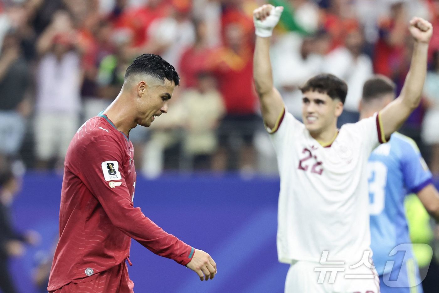 (AFP=뉴스1) = 6일(현지시간) 미국 텍사스주 달라스 스타디움에서 열린 2026 FIFA 북중미 월드컵 포르투갈과 스페인의 경기에서 포르투갈의 크리스티아누 호날두가 패배 후 …