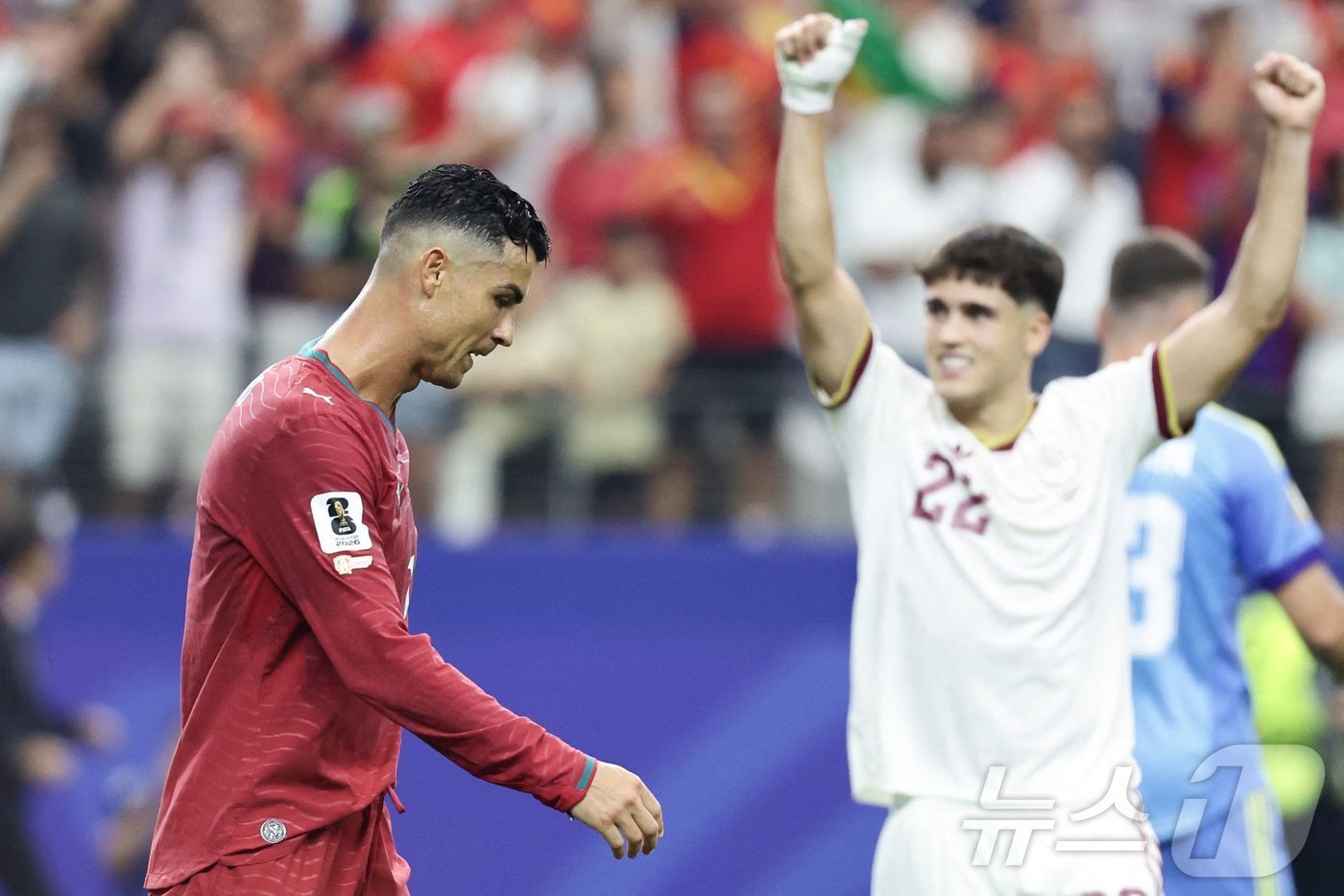 본문 이미지 - 6일(현지시간) 미국 텍사스주 달라스 스타디움에서 열린 2026 FIFA 북중미 월드컵 포르투갈과 스페인의 경기에서 포르투갈의 크리스티아누 호날두가 패배 후 아쉬워하고 있다. 스페인이 포르투갈에 1대0 승리 8강에 진출했다. ⓒ AFP=뉴스1