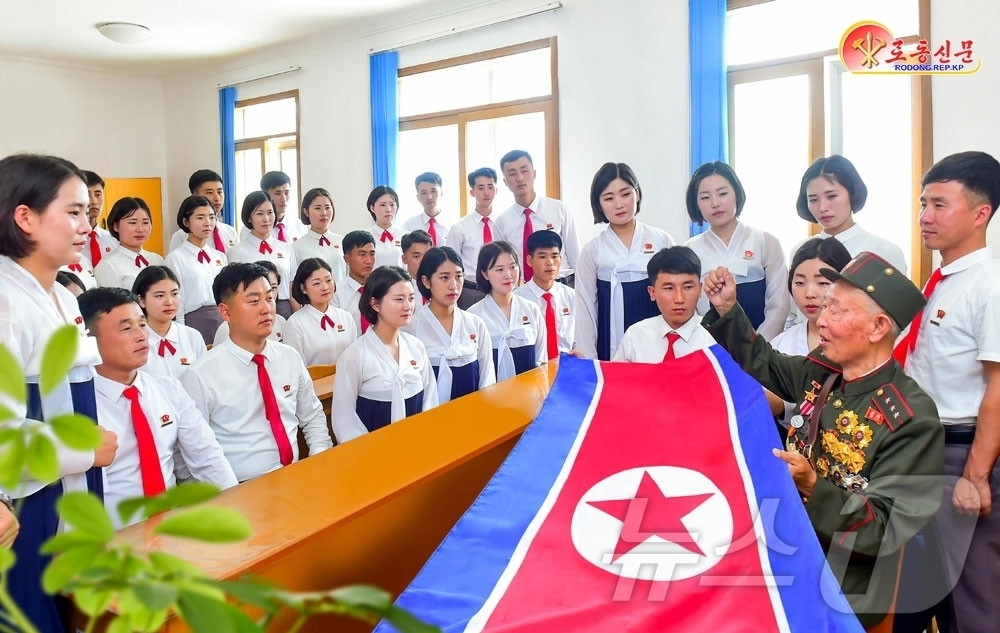 (평양 노동신문=뉴스1) = 북한 노동당 기관지 노동신문은 7일 평양경제기술대학 학생들이 공화국기를 앞에 두고 노병과 마주 앉았다고 보도했다. 신문은 학생들이 노병의 당부를 새기며 …
