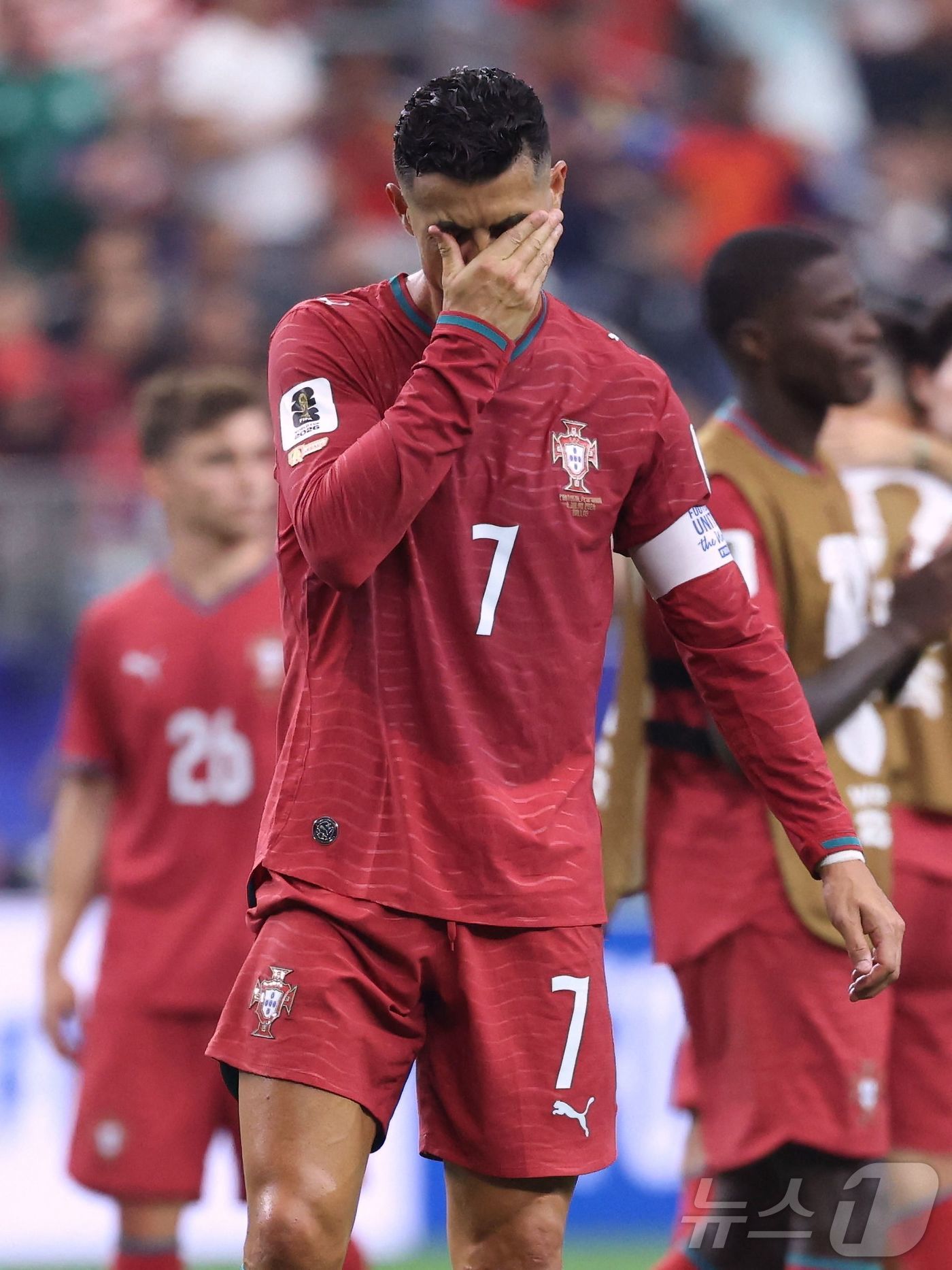 (AFP=뉴스1) = 6일(현지시간) 미국 텍사스주 달라스 스타디움에서 열린 2026 FIFA 북중미 월드컵 포르투갈과 스페인의 경기에서 포르투갈의 크리스티아누 호날두가 패배 후 …
