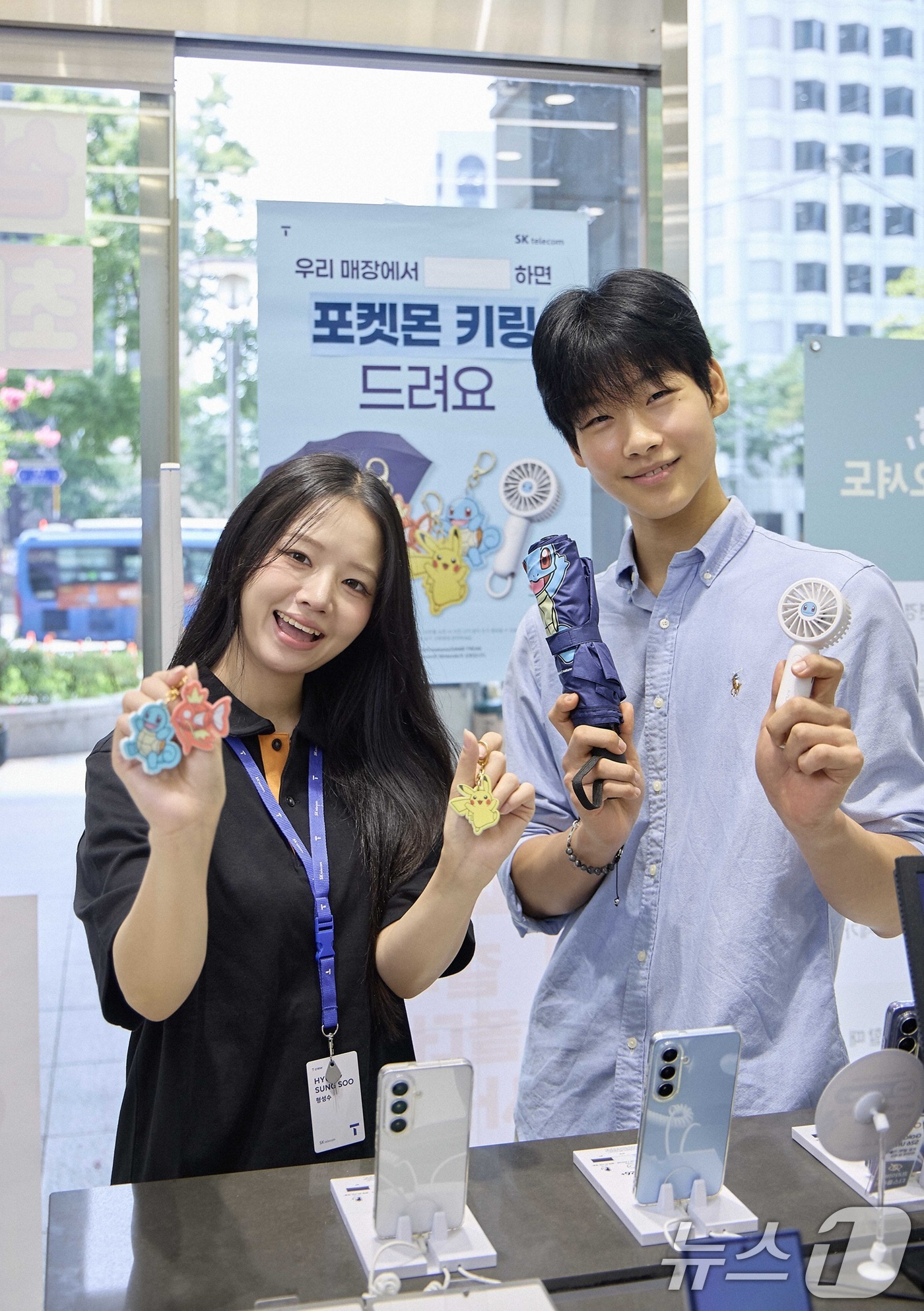 (서울=뉴스1) = SK텔레콤이 오는 8월 31일까지 전국 520개의 T월드 매장과 서울시 성수동에 위치한 T팩토리에서 '포켓몬 런 온라인 챌린지' 응모자 11만여 명 전원에게 ‘ …