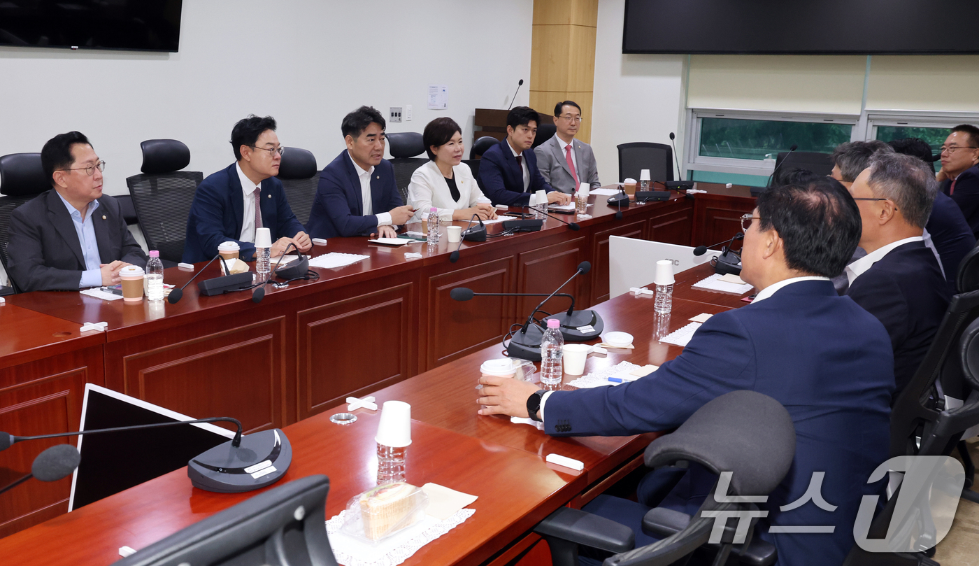 (서울=뉴스1) 황기선 기자 = 이성권 국민의힘 의원이 7일 오전 서울 여의도 의원회관에서 열린 당내 쇄신파 모임 '대안과 미래' 조찬모임에서 참석 의원들과 대화를 나누고 있다. …