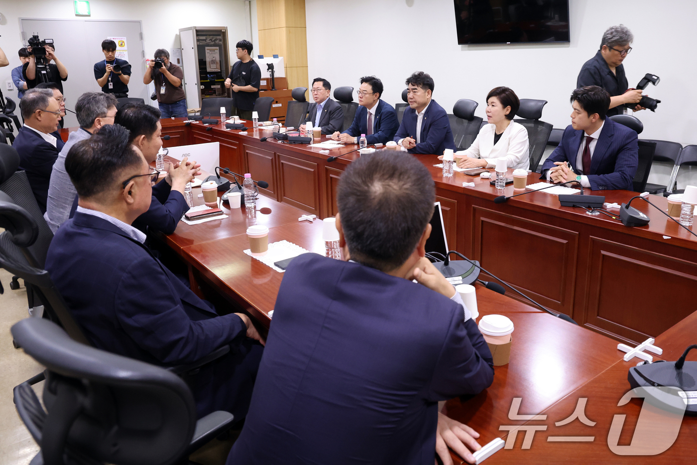 (서울=뉴스1) 황기선 기자 = 이성권 국민의힘 의원이 7일 오전 서울 여의도 의원회관에서 열린 당내 쇄신파 모임 '대안과 미래' 조찬모임에서 참석 의원들과 대화를 나누고 있다. …