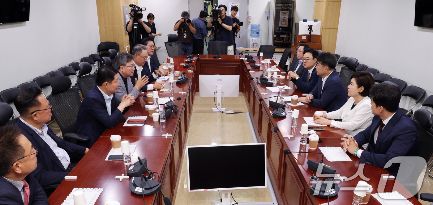 (서울=뉴스1) 황기선 기자 = 이성권 국민의힘 의원이 7일 오전 서울 여의도 의원회관에서 열린 당내 쇄신파 모임 '대안과 미래' 조찬모임에서 참석 의원들과 대화를 나누고 있다. …