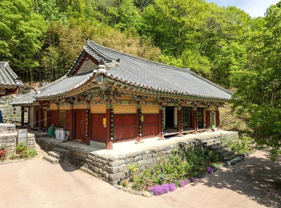 본문 이미지 - 금산 영천암 무량수각(국가유산청 제공)