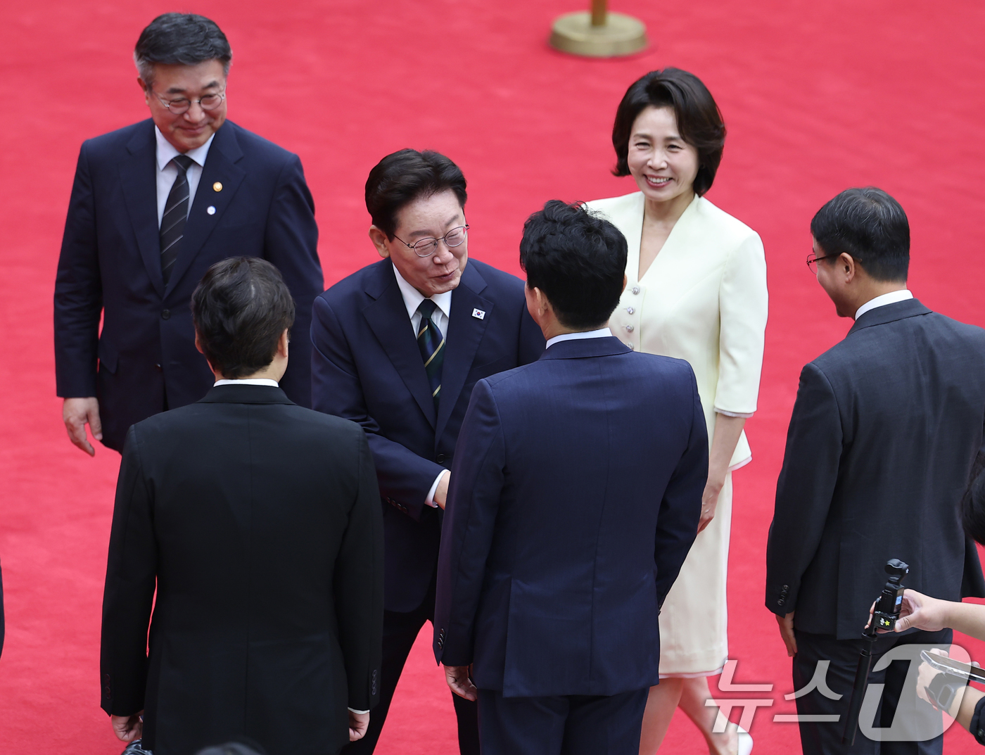 (성남=뉴스1) 이재명 기자 = 북대서양조약기구(NATO·나토) 정상회의 참석과 몽골을 국빈 방문하는 이재명 대통령이 7일 경기 성남 서울공항을 통해 출국하며 강훈식 비서실장과 인 …
