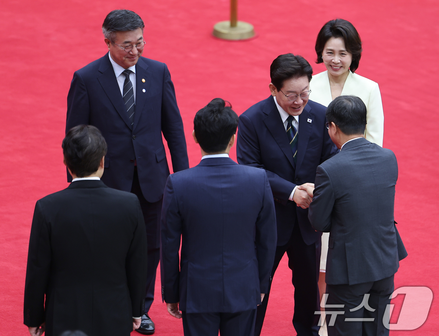 (성남=뉴스1) 이재명 기자 = 북대서양조약기구(NATO·나토) 정상회의 참석과 몽골을 국빈 방문하는 이재명 대통령이 7일 경기 성남 서울공항을 통해 출국하며 한병도 더불어민주당 …