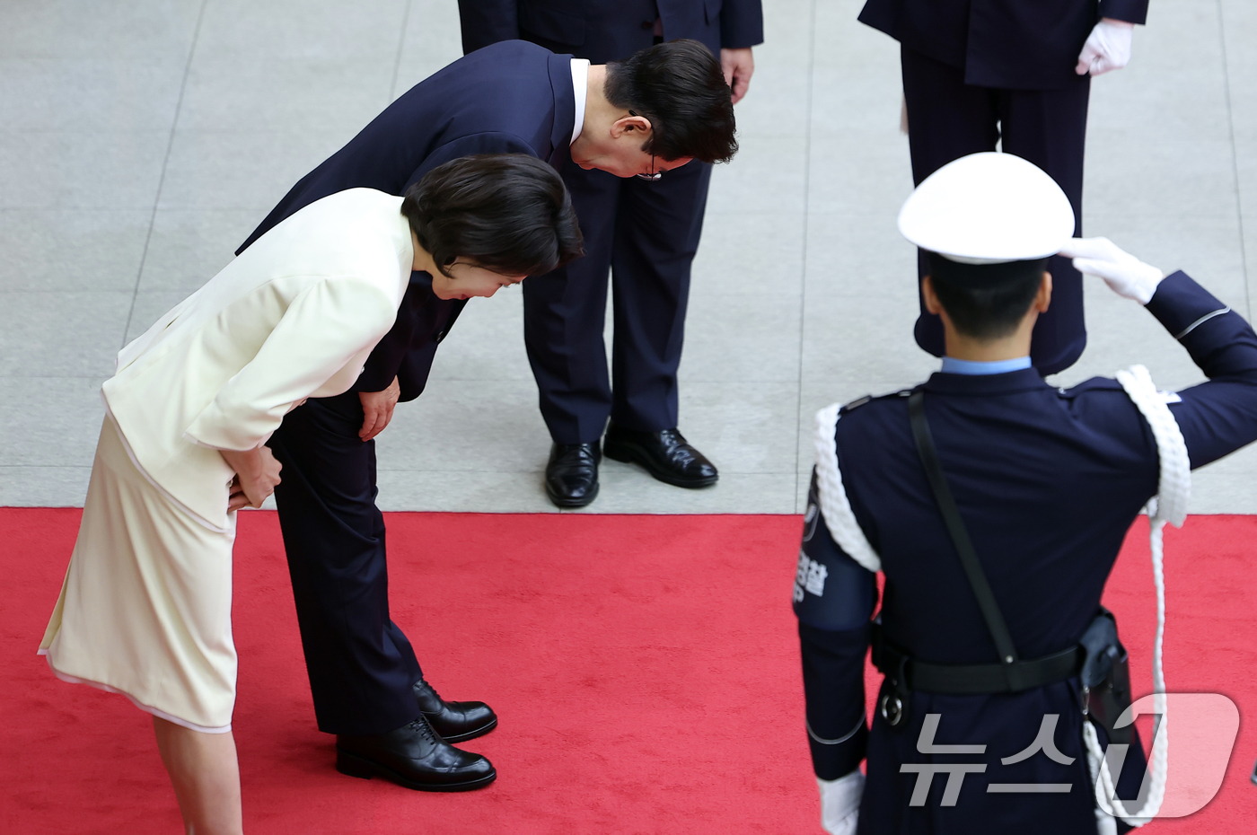 (성남=뉴스1) 이재명 기자 = 북대서양조약기구(NATO·나토) 정상회의 참석과 몽골 국빈 방문을 위한 순방길에 오른 이재명 대통령과 김혜경 여사가 7일 경기 성남 서울공항을 통해 …