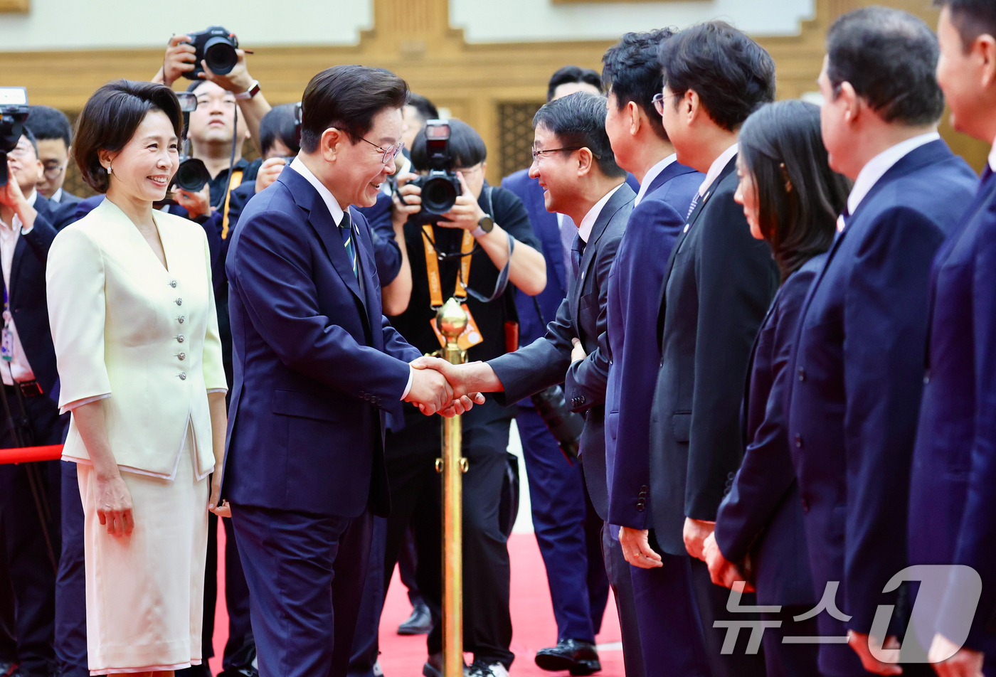 (성남=뉴스1) 이재명 기자 = 북대서양조약기구(NATO·나토) 정상회의 참석과 몽골을 국빈 방문하는 이재명 대통령이 7일 경기 성남 서울공항을 통해 출국하며 한병도 더불어민주당 …