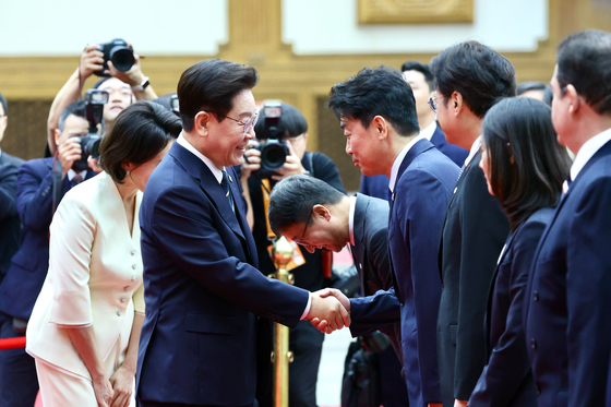 李대통령, 강훈식 실장에 "놀면 안 돼"…웃음꽃 핀 나토 출국길