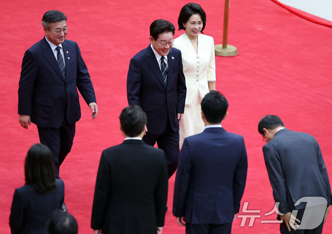 (성남=뉴스1) 이재명 기자 = 북대서양조약기구(NATO·나토) 정상회의 참석과 몽골을 국빈 방문하는 이재명 대통령이 7일 경기 성남 서울공항을 통해 출국하며 환송객들과 인사하고 …