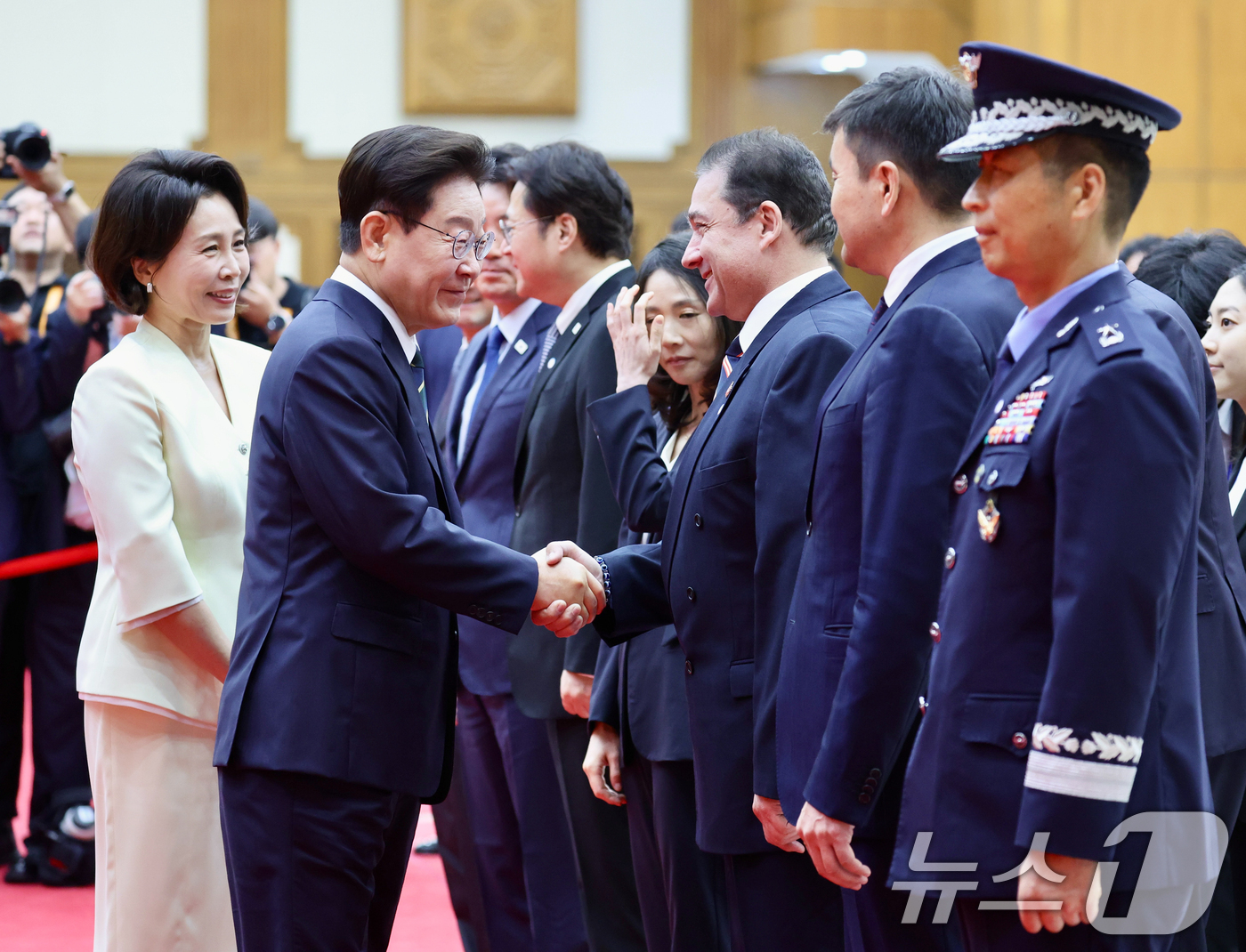 (성남=뉴스1) 이재명 기자 = 북대서양조약기구(NATO·나토) 정상회의 참석과 몽골을 국빈 방문하는 이재명 대통령이 7일 경기 성남 서울공항을 통해 출국하며 환송객들과 인사하고 …