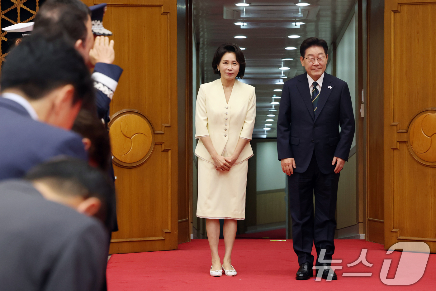 (성남=뉴스1) 이재명 기자 = 북대서양조약기구(NATO·나토) 정상회의 참석과 몽골 국빈 방문을 위한 순방길에 오른 이재명 대통령과 김혜경 여사가 7일 경기 성남 서울공항을 통해 …