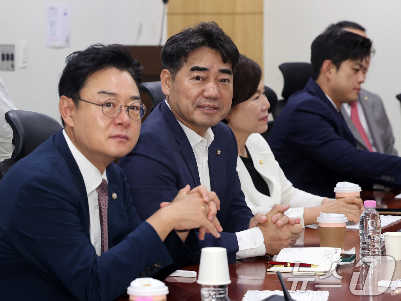 (서울=뉴스1) 황기선 기자 = 이성권 국민의힘 의원이 7일 오전 서울 여의도 의원회관에서 열린 당내 쇄신파 모임 '대안과 미래' 조찬모임에서 참석 의원들과 대화를 나누고 있다. …