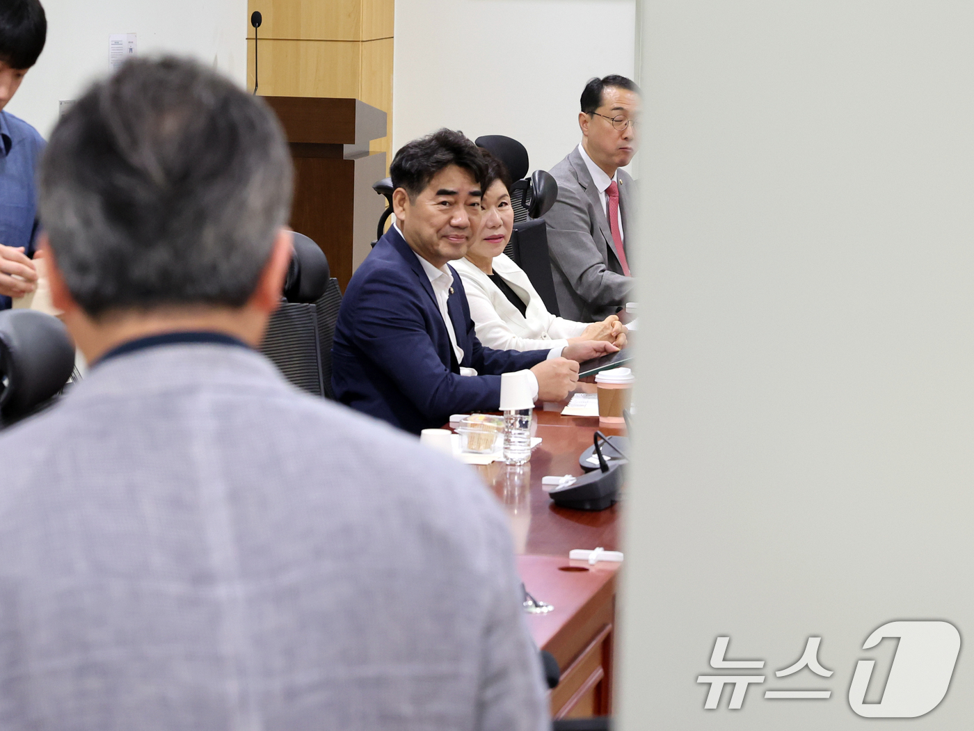 (서울=뉴스1) 황기선 기자 = 이성권 국민의힘 의원이 7일 오전 서울 여의도 의원회관에서 열린 당내 쇄신파 모임 '대안과 미래' 조찬모임에서 참석 의원들과 자리하고 잇다.  20 …
