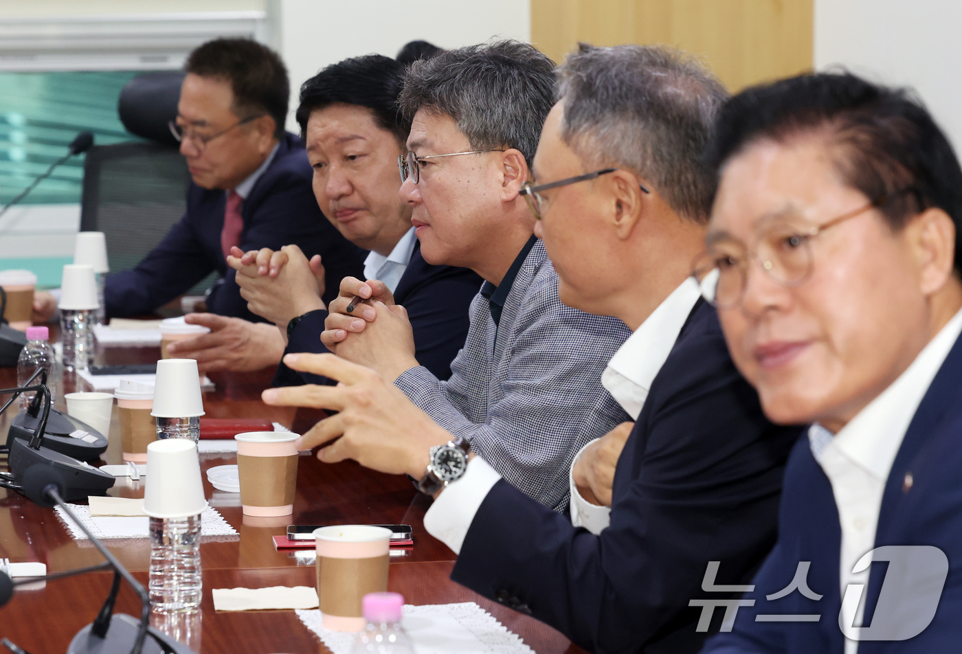 (서울=뉴스1) 황기선 기자 = 7일 오전 서울 여의도 의원회관에서 열린 당내 쇄신파 모임 '대안과 미래' 조찬모임에서 참석 의원들이 대화를 나누고 있다.  2026.7.7/뉴스1 …