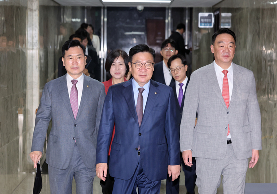 회의장으로 향하는 정점식 원내대표