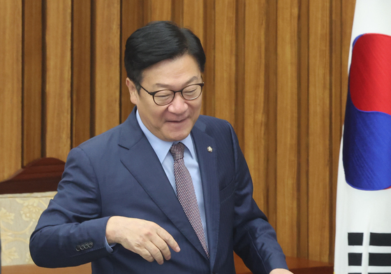 자리로 이동하는 정점식 원내대표