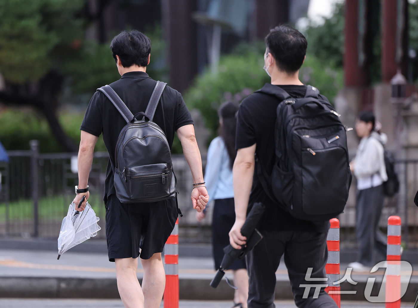 (서울=뉴스1) 박지혜 기자 = 7일 서울 광화문네거리에서 출근하는 시민들이 비가 내렸다 그치기를 반복하는 날씨 속에 우산을 손에 든 채 발걸음을 옮기고 있다. 장마철이지만 정체전 …