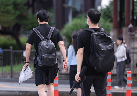 장마는 시작했는데 '오락가락'