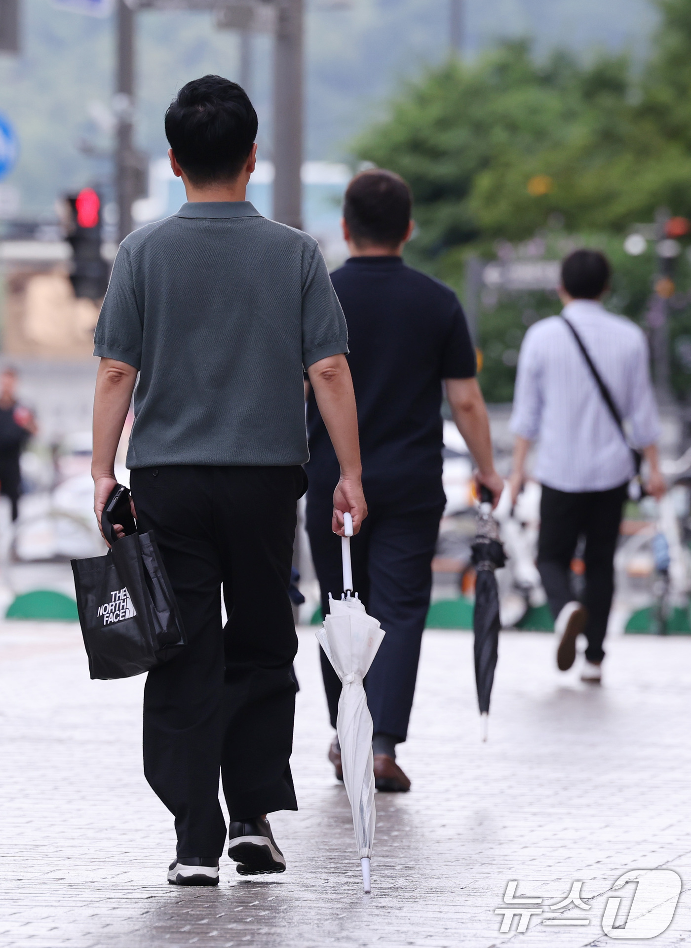 (서울=뉴스1) 박지혜 기자 = 7일 서울 광화문네거리에서 출근하는 시민들이 비가 내렸다 그치기를 반복하는 날씨 속에 우산을 손에 든 채 발걸음을 옮기고 있다. 장마철이지만 정체전 …